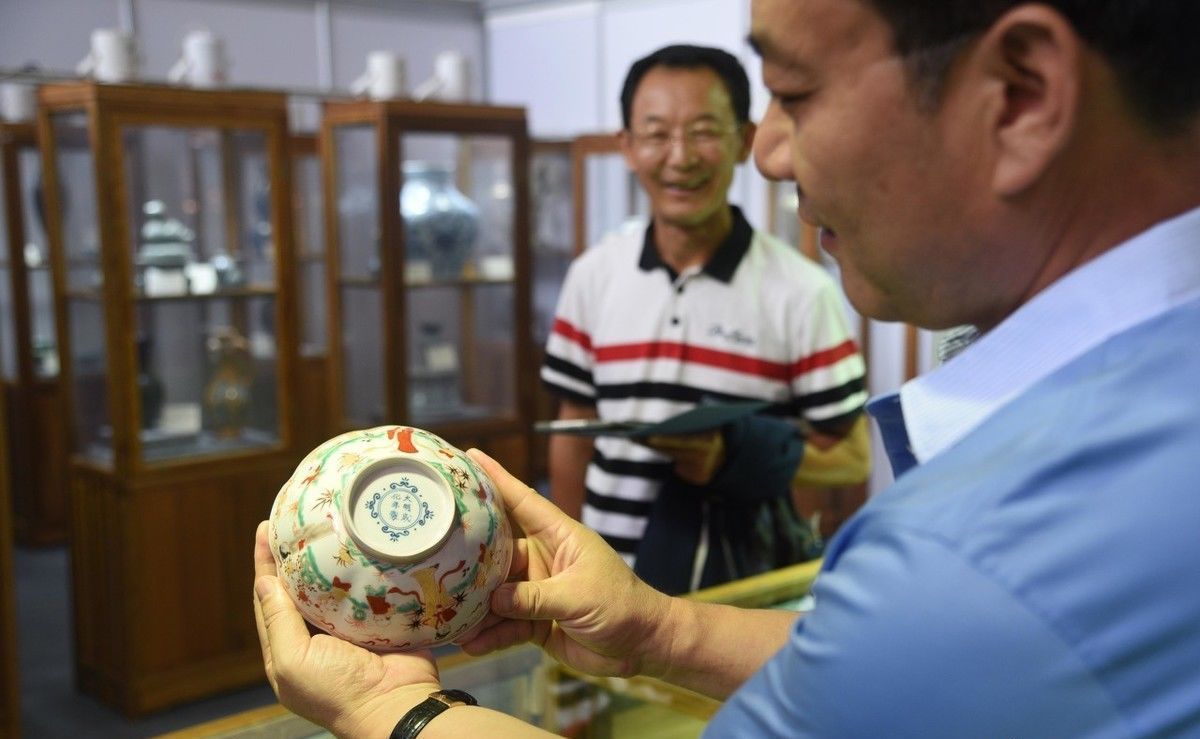 昆明石博会上，一只碗标价2.5亿元，看碗的市民比附近看石头的多