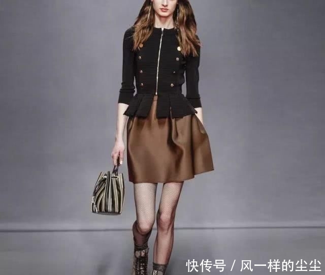 优雅:女人再美,别穿花枝招展!“小香风”春裙+平鞋,衬得高雅又减龄