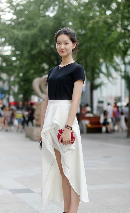 街拍：图六别致抹胸装出行，性感的“美人骨”，真是让人惊艳！