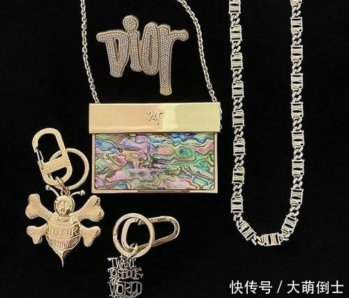 联名:Dior配饰总监出手,这可能是优衣库最潮的一次联名 | 发现好物