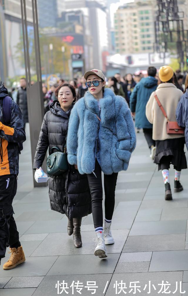  「气质」街拍：奢华的皮草外套，在这个春季刮起了混搭风，女神气质扑面而来