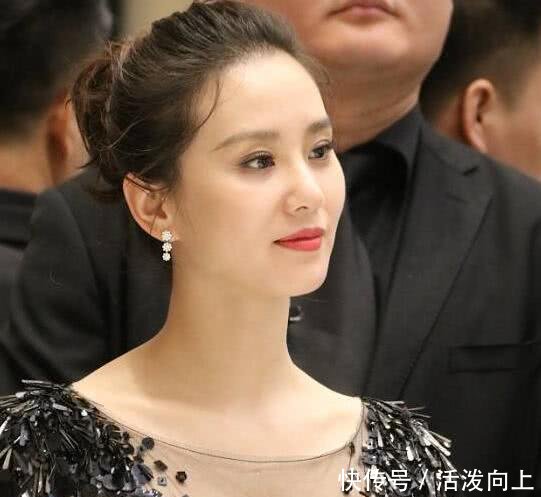 刘诗诗穿深V长裙现身, 却加一件背心防走光, 吴奇隆管得太严