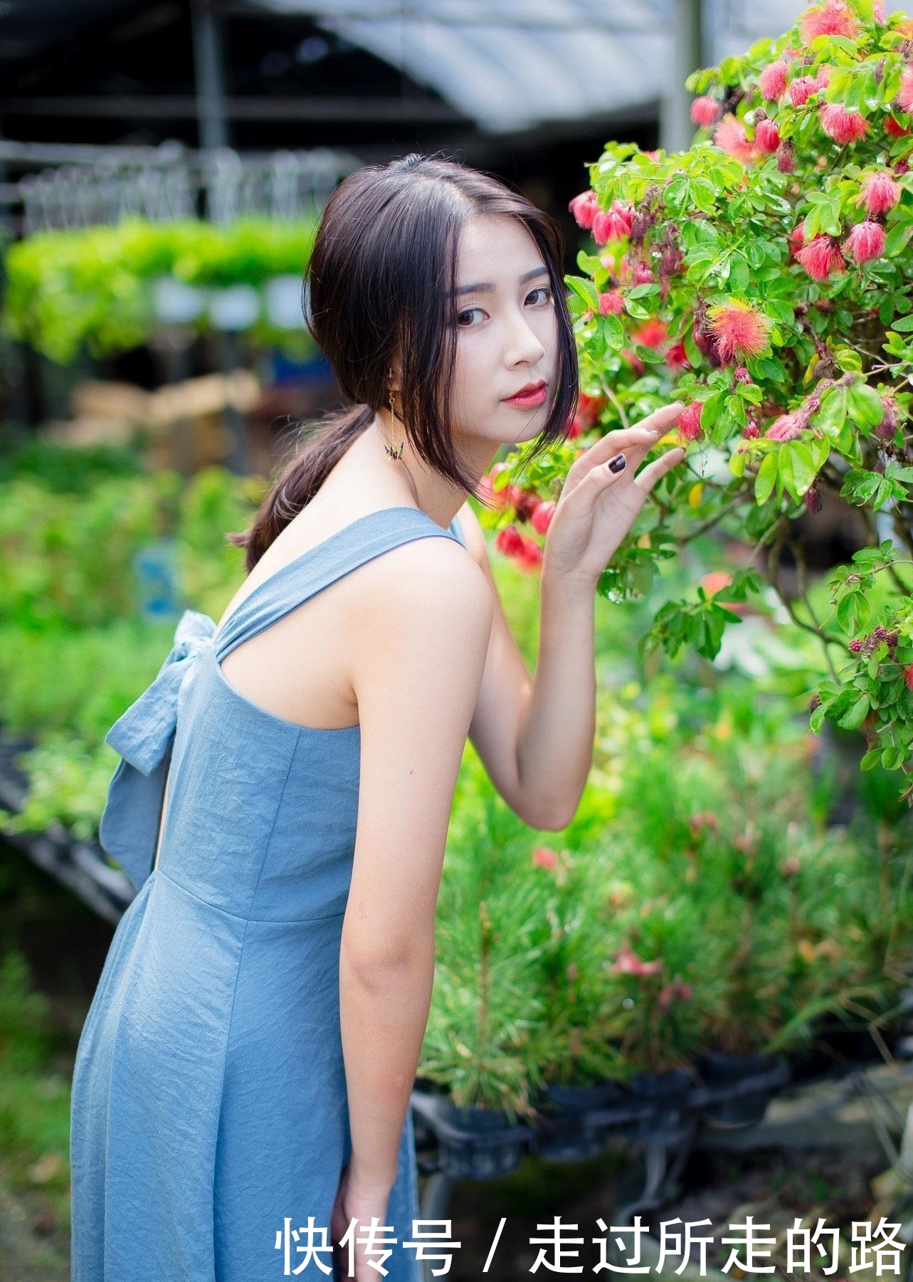  『写真』青春美少女蓝色吊带连衣裙时尚生活写真