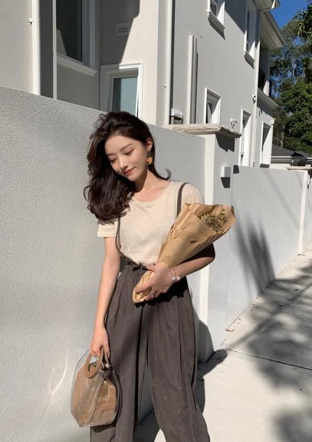  [针织衫]今春火到不行的“花苞裤”，显高显瘦就算了，比阔腿裤还百搭