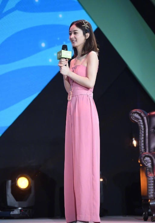 赵丽颖不过是穿对了一条裤子，身高马上被拉长了5倍多，真会玩！