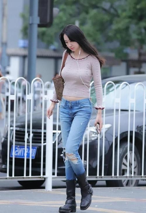  『女人』路人街拍，小姐姐搭配一件时尚的线衣，很好的秀出了小女人的温柔