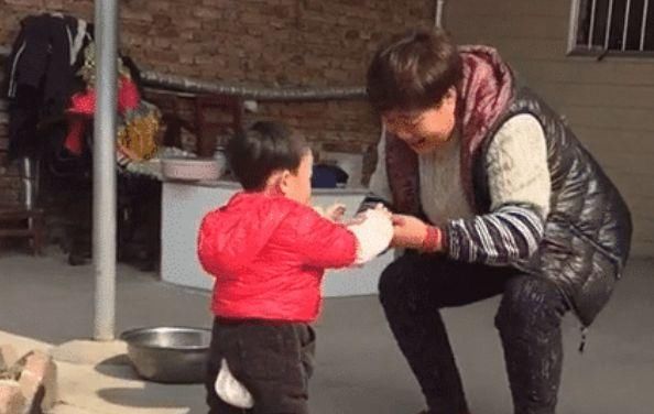  「蹭吃专业户」一岁半小屁孩变成“蹭吃大户”