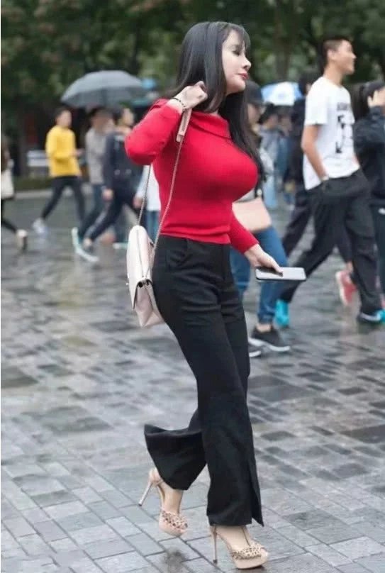 大红色的服装出现在众人的眼中，再搭配上小姐姐这傲人的上围，必