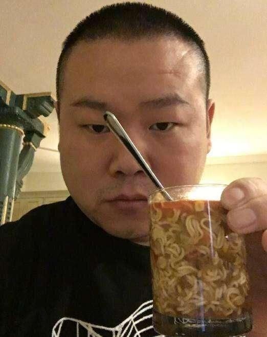 明星吃泡面：张艺兴霸气，吴京敬业，鹿晗不顾旁人，王思聪接地气