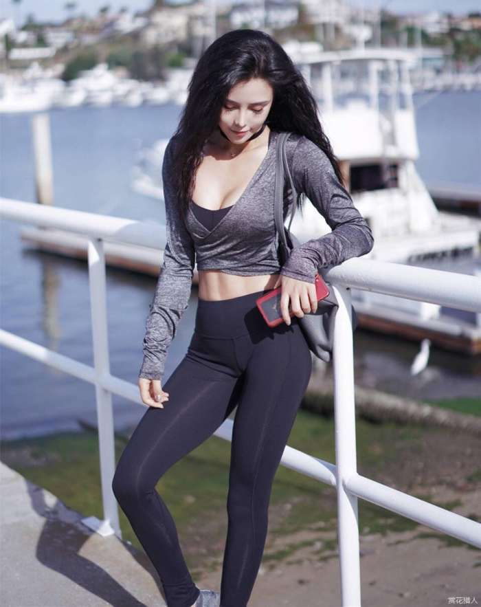 街拍：搭配紧身裤的美女，身材优雅，紧身裤就好像专门为她设计