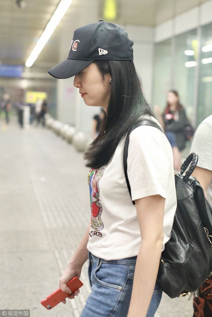 姚晨嫩似学生妹穿花边仔裤露“小短腿” 全身无力驼背赶路“丧气