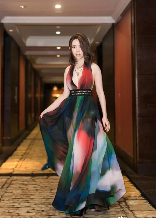 邓紫棋又换风格了，这一次深v长裙穿在她身上，实在太优雅了