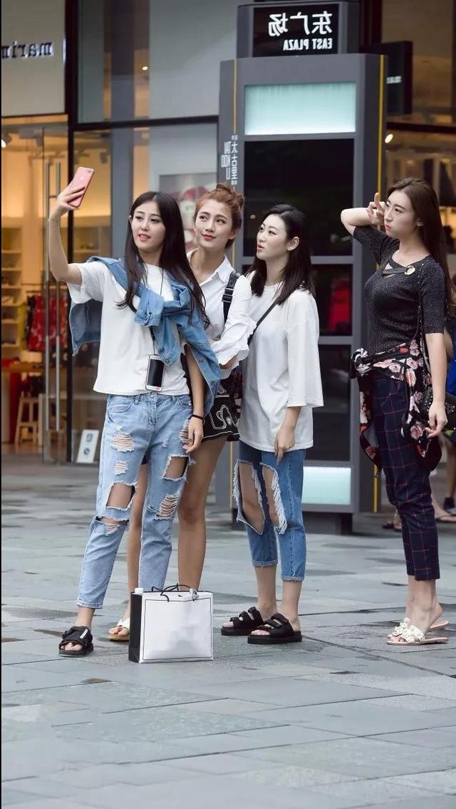 街头尤物如云，小姐姐包臀裙青春妩媚，图6让我难以入睡