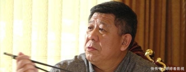 没什么:他没什么知名度,演技却是公认,从不跟公司签约,老婆身份很牛!