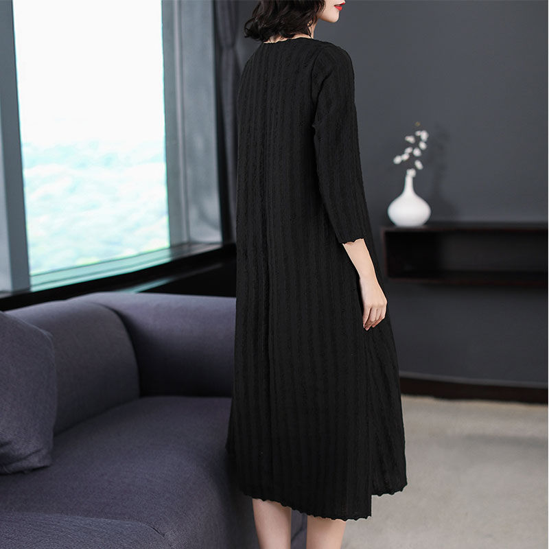 女人一旦52，最好穿嫩点，瞧瞧这时髦秋裙，优雅减龄女人味十足