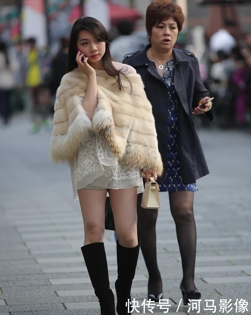 显大■时尚的短裤，更显大长腿的魅力，街拍美女小姐姐优雅的披肩