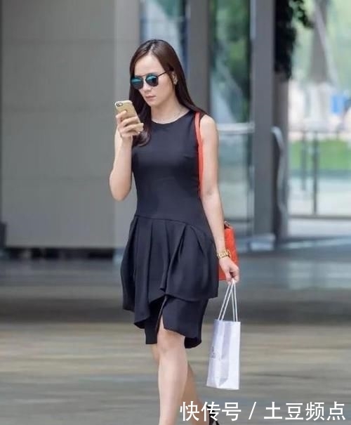  『美女』街拍：身材苗条的美女，一条白色的开叉连衣裙，时尚女神魅力风采