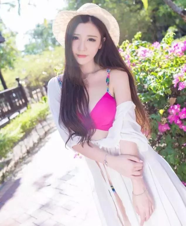 知性优雅的时尚泳衣美女，很有韵味，让人百看不厌