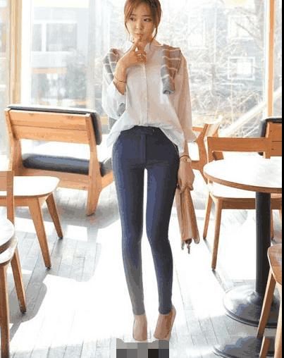 紧身牛仔裤穿出女人的细腻，不失女人味，又显得俏皮