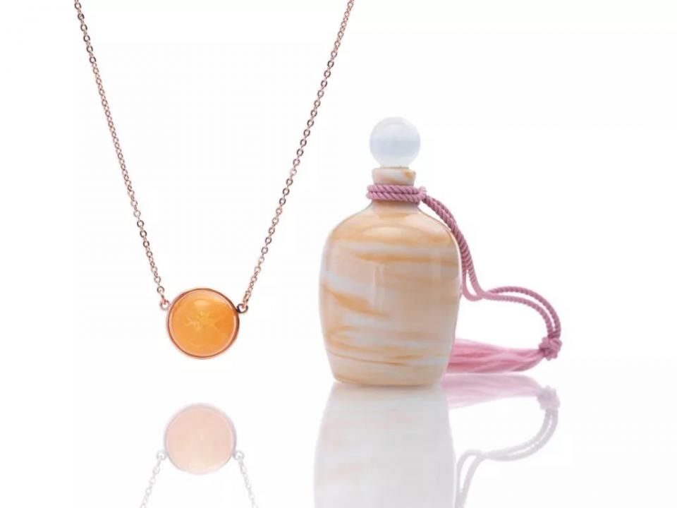 当法国香水倒入琉璃首饰中，不可思议的事发生了……