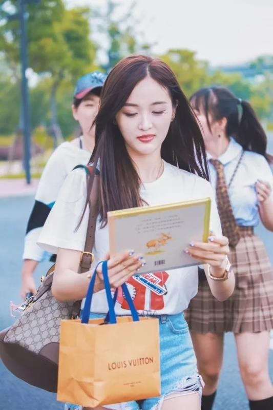 吴宣仪穿运动装面带微笑，充满活力，网友：气质真好！