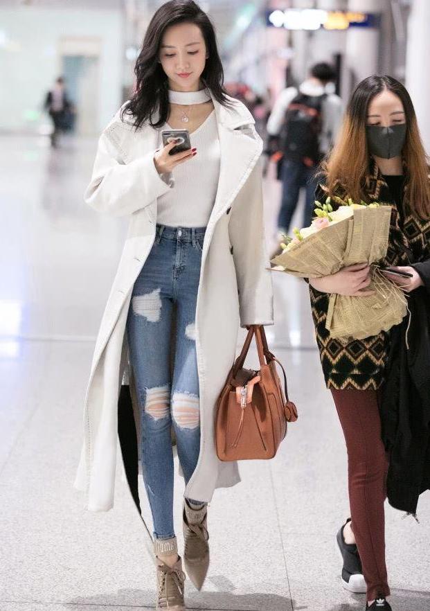 王鸥现身机场, 一条牛仔裤秀曲线, 网友: 气质真的很重要