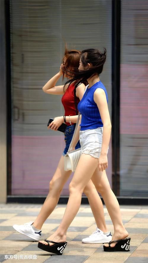 两位穿着热裤的姐姐虽然搭配色彩不同，但是更像是一对双胞胎姐妹