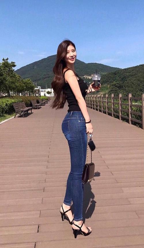 街拍：小姐姐穿了条牛仔短裤，凸显小女人个性与魅力