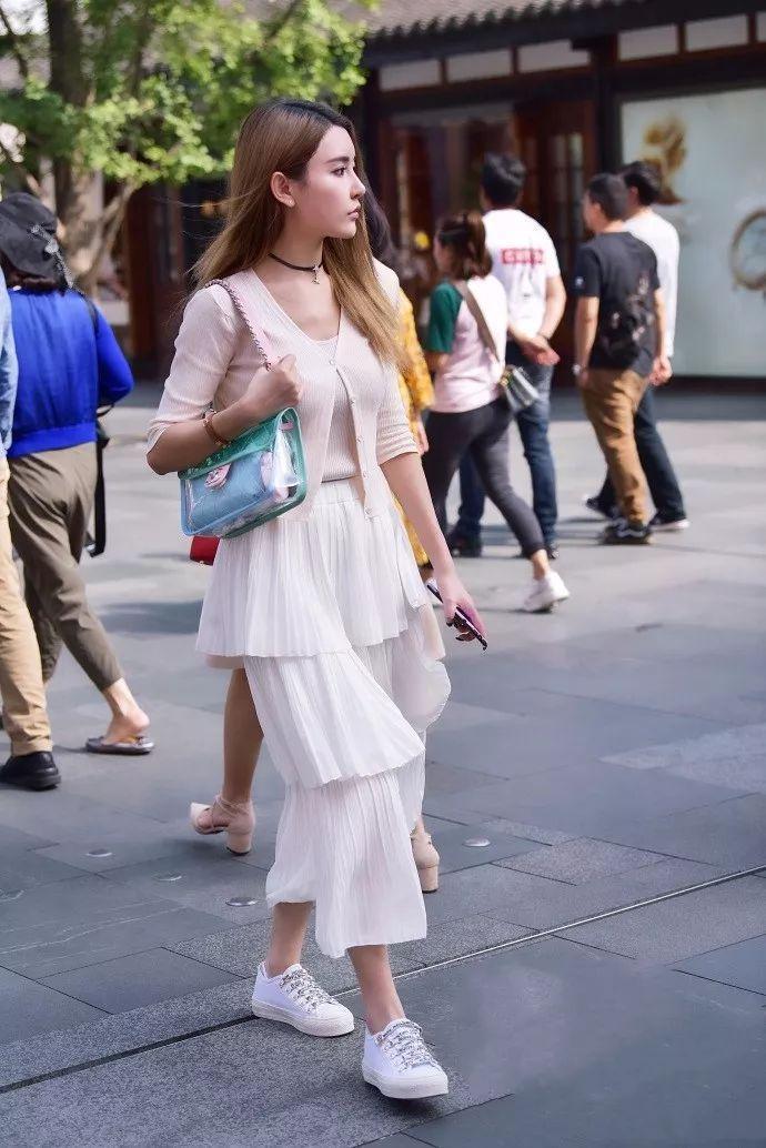 长得好看又有气质的俏丽迷人美女，已经沉迷的爱上这座城市