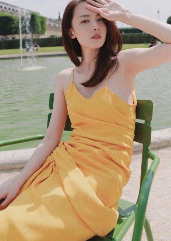 杨之楹拉起裙摆缝出了两个口袋，还随随便便穿出了初恋的感觉！