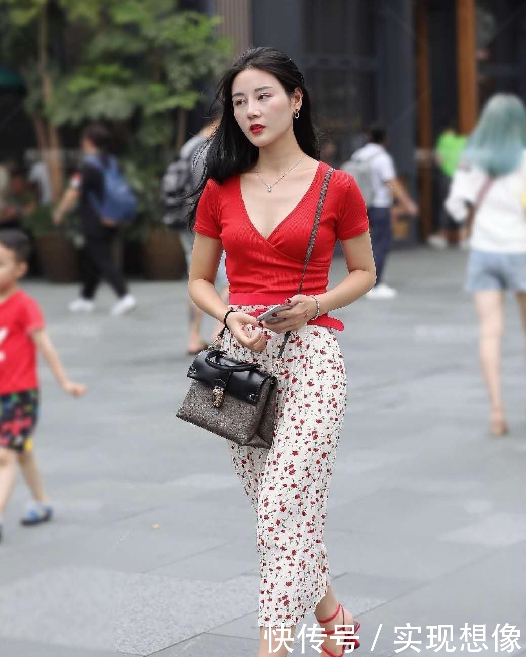印花|春季轻熟风的穿搭,红色V领T恤+印花半身裙,显气质不会觉得稚气