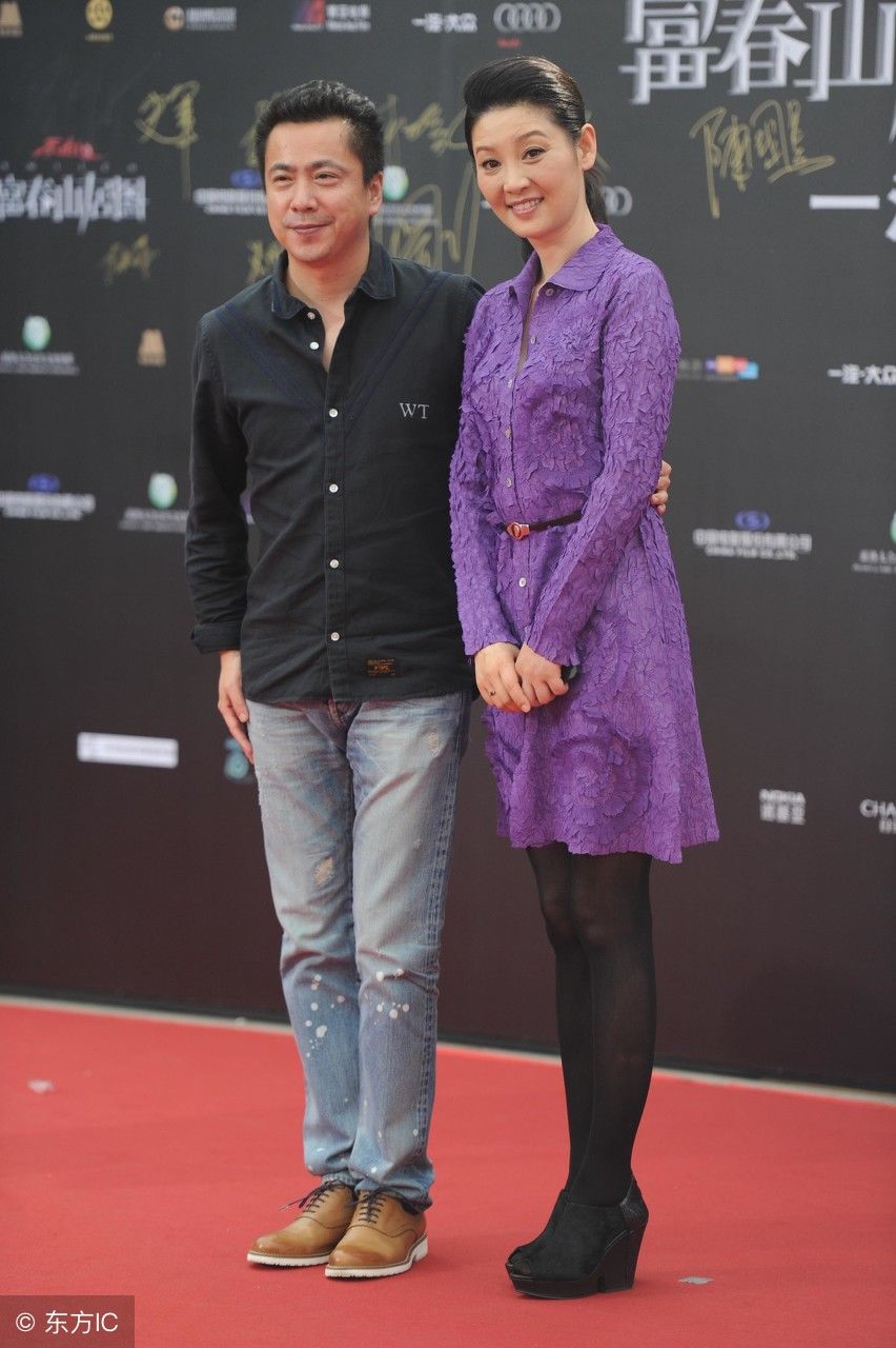 徐帆亮相某活动,这件裙子就选得非常好了,端庄不失美感!