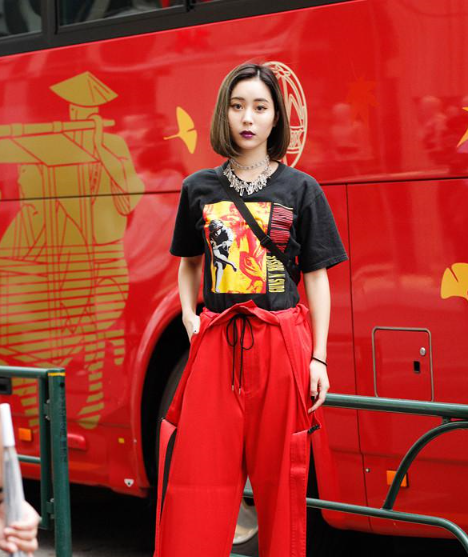 路人街拍： 穿潮流紫色的小姐姐，虽然矮一些，玉腿可不短