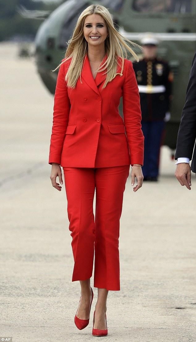 伊万卡赶往佛罗里达竞选集会，穿樱桃红西装和樱桃红高跟鞋
