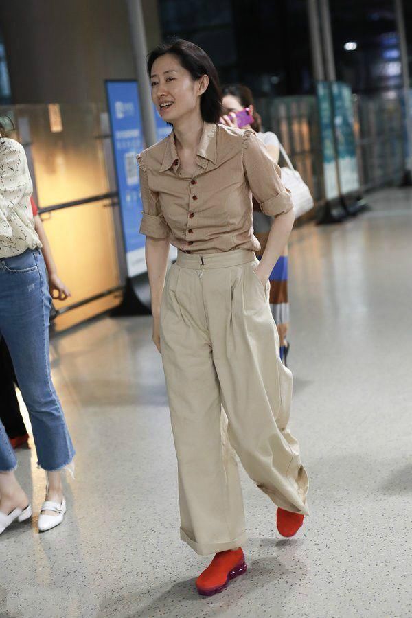 刘敏涛休闲装配运动鞋,网友:没见过这么不会搭配的明星!