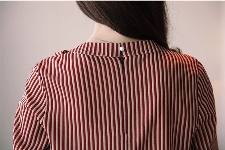 天那!小姨太会穿了，刚入秋就换上这样的秋装，美嫩的像18姑娘