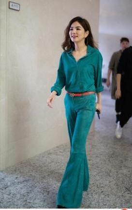 Ella为增高豁出去了，脚活生生被挤到畸形，网友：心疼她的小脚趾