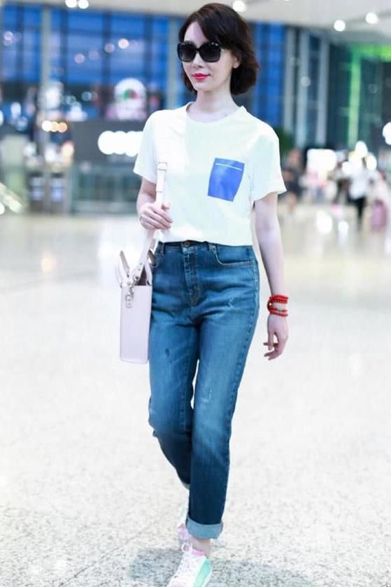 41岁陈数太会穿,穿白T恤女人味十足,网友:美在气质和风姿