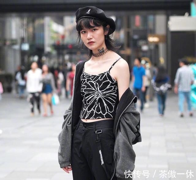  10小姐姐■街拍：美瞳的小姐姐好看的项圈，透明小皮带太时尚了