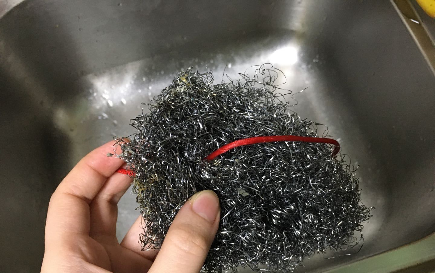 「解决」把钢丝球塞进塑料瓶里,太厉害了,解决了很多家庭主妇的一大难题