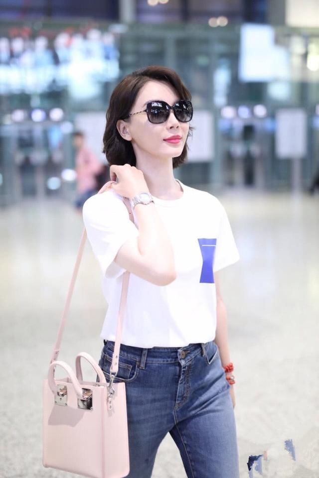 陈数穿白T配牛仔裤现身机场,瞬间嫩到飞起,网友:只有20岁吧!