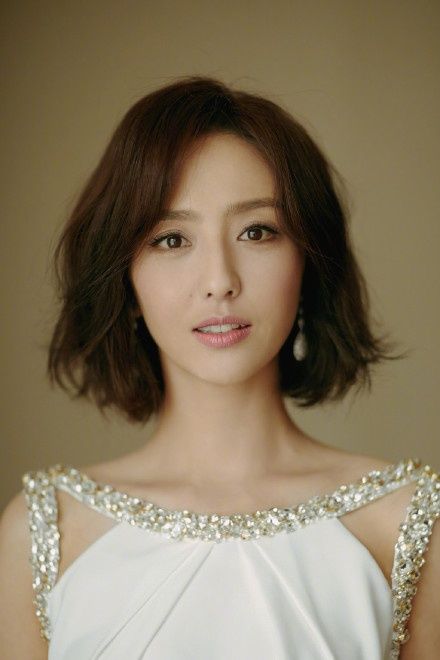 佟丽娅穿婚纱礼服现身，烫了头发颜值回归，网友:早该换这个发型