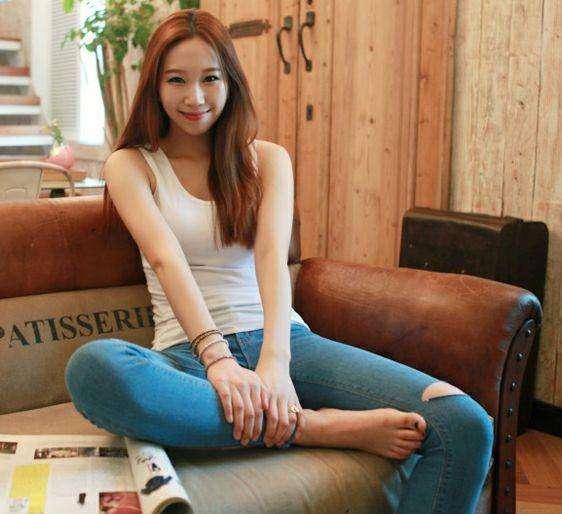 紧身裤穿出妹子的温婉女人味，更显性感美腿迷人的身姿