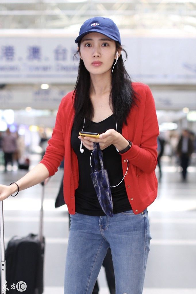 王紫璇穿红色开衫搭配牛仔裤现身机肤白貌美,