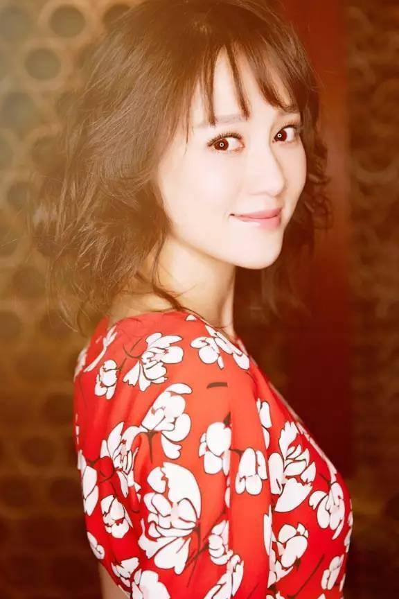 一直都是长卷发的陈乔恩，剪了头发还是那么美...