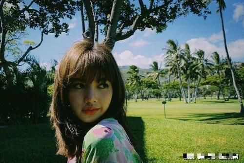  『十足』Lisa化身海岛少女＂红绿扎染上衣+牛仔热裤＂风情十足！