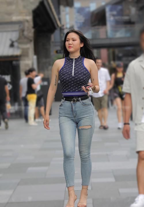 气质|夏日选择破洞牛仔裤,休闲修身的装扮风格,时尚又显气质
