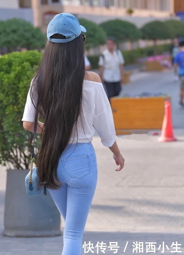 街拍：皮肤白皙的气质美女，一条简单的牛仔裤搭配露肩T恤，清凉