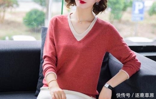 『不媚』女人一过40,别穿圆领衫,瞧这几款妈妈装,不俗不媚,时髦又美嫩