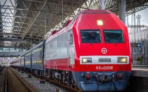  站点@中国首列全卧铺火车，全程几百公里中途无站点，被赞“流动